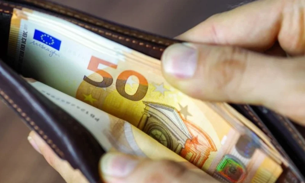 Άλμα 7,6% στους μισθούς λόγω αυξήσεων στο Δημόσιο και ξεπαγώματος τριετιών